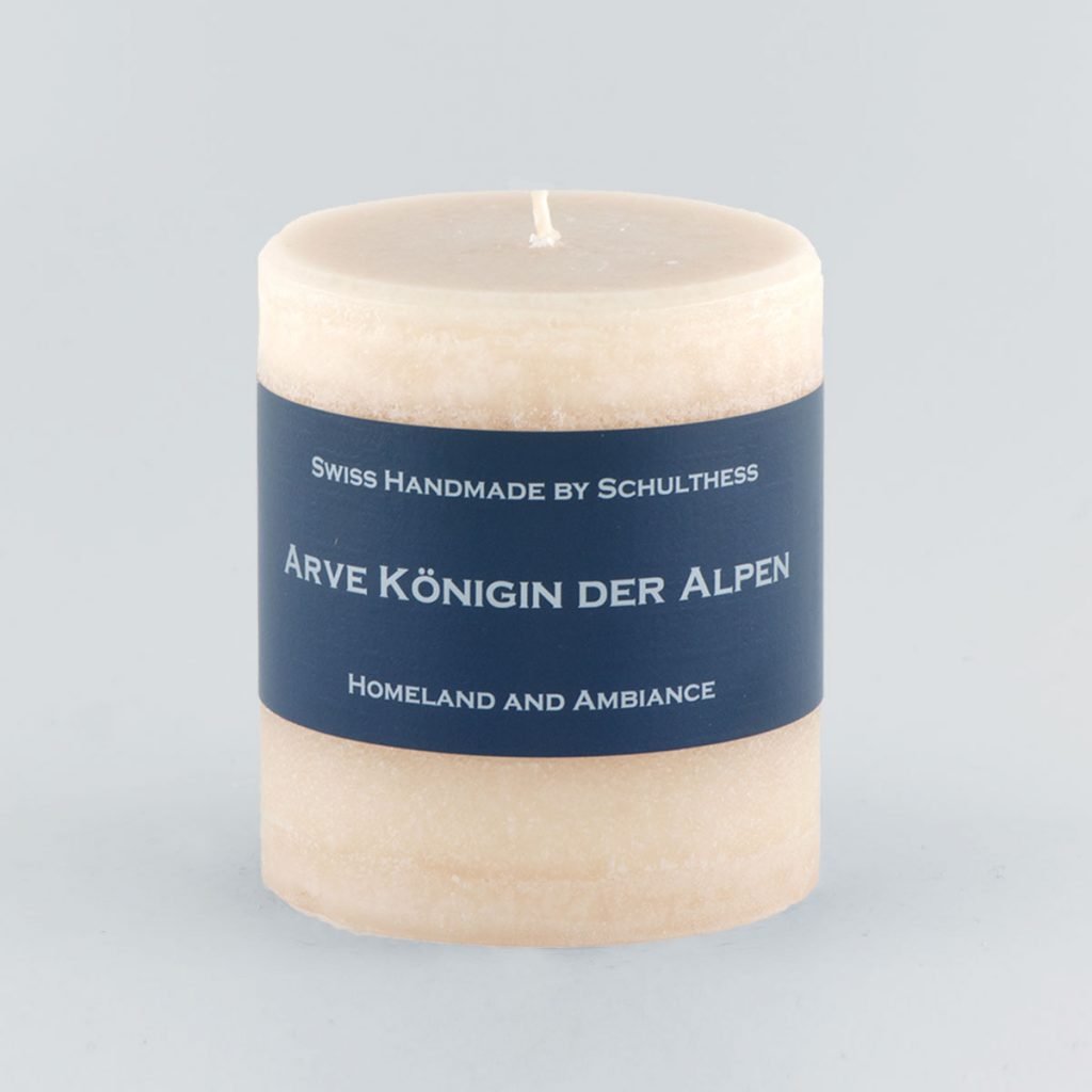 Duftkerze mit frischem Arvenduft – synthetisch, Paraffinbasis, handgegossen in der Schweiz.