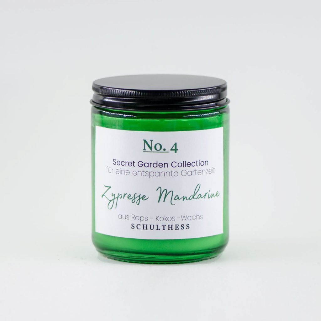 Duftkerze im Grünglas mit fruchtig-holzigem Duft nach Mandarine und Zypresse – handgemacht in der Schweiz, mit synthetischem Duft und Baumwolldocht.