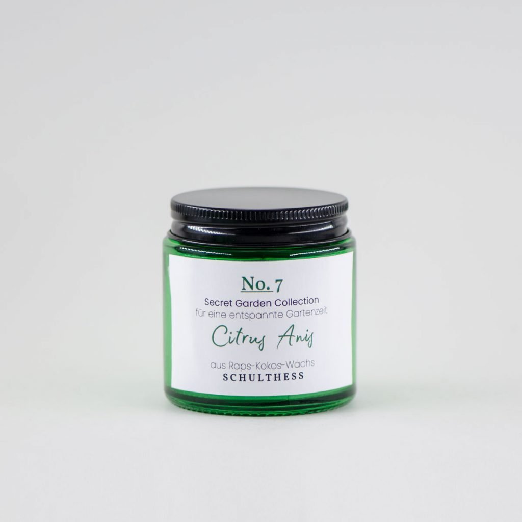 Duftkerze im kleinen Grünglas mit frischem Duft nach Citrus und Anis – handgemacht in der Schweiz, mit synthetischem Duft und Baumwolldocht.
