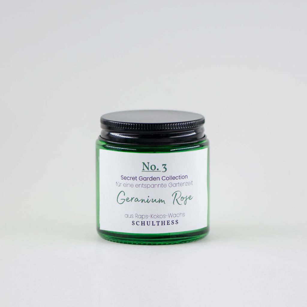Duftkerze im kleinen Grünglas mit blumig-krautigem Duft nach Rose Geranium – handgemacht in der Schweiz, mit synthetischem Duft und Baumwolldocht.