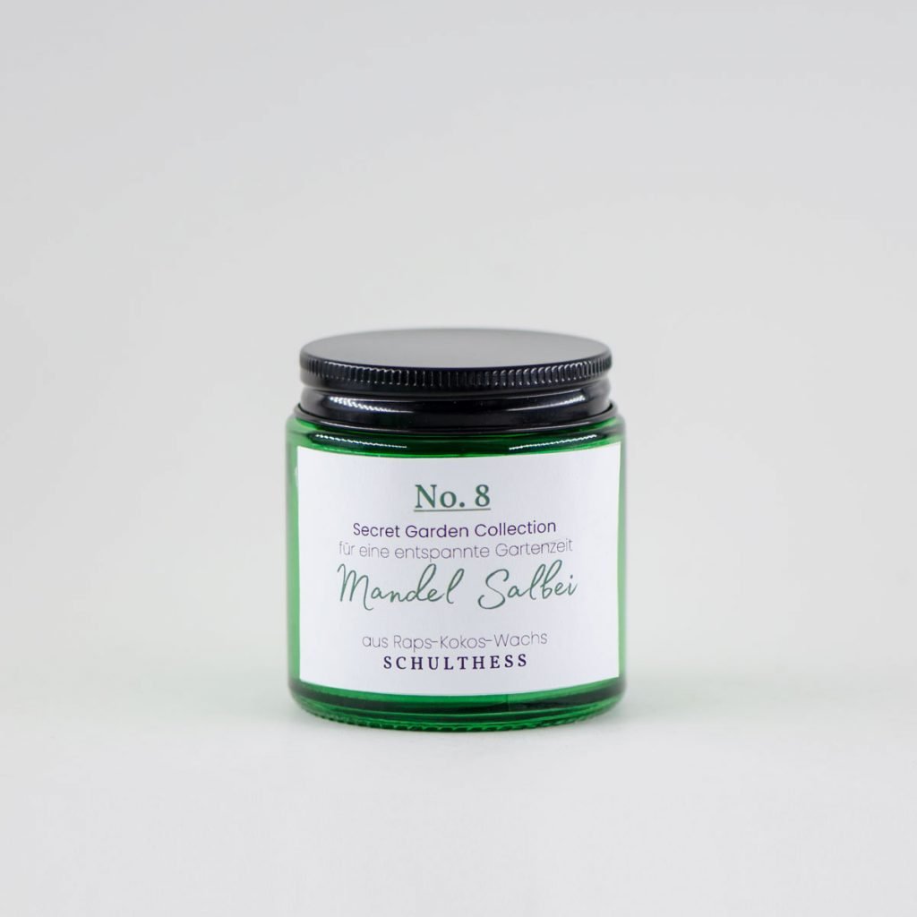Duftkerze im kleinen Grünglas mit cremig-würzigem Duft nach Mandel und Salbei – handgemacht in der Schweiz, mit synthetischem Duft und Baumwolldocht.
