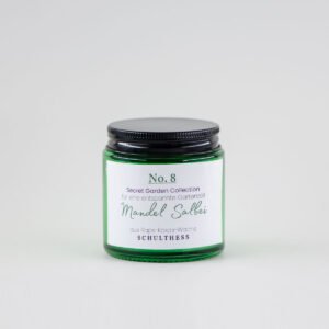 Duftkerze im kleinen Grünglas mit cremig-würzigem Duft nach Mandel und Salbei – handgemacht in der Schweiz, mit synthetischem Duft und Baumwolldocht.